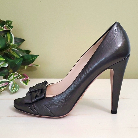 Prada | Gunmetal Leather Pumps with Bow Accent Sz 37 1/2 - Picture 1 of 9